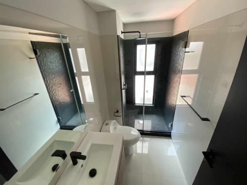 圣克鲁斯La Foret 2 dormitorios的白色的浴室设有水槽和卫生间。