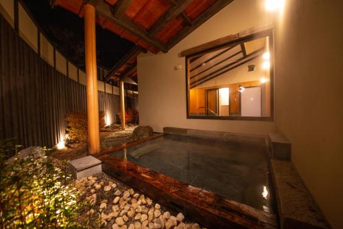 富士河口湖Glamping Villa Hanz Kawaguchiko的房屋中间的游泳池