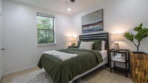 新奥尔良Vibrant Blue Luxury Loft 2316的一间卧室设有一张床和一个窗口