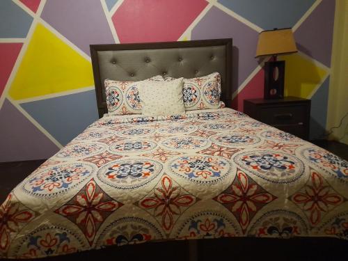 ChoiseulTropical Suites的卧室内的一张带被子和枕头的床