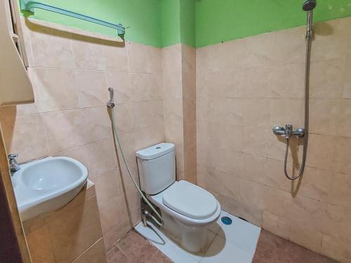 TanjungselorRedDoorz @ Tanjung Selor的一间带卫生间和水槽的浴室