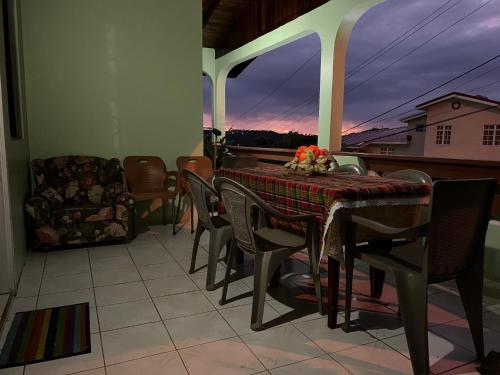 格罗斯岛Homely environment ideal for a home away from home的阳台的用餐室配有桌椅