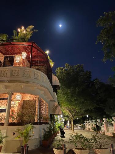 圣多明各Studio 27 Colonial, Centro Histórico的天空中月亮的夜晚建筑