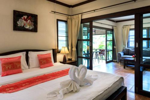 班邦宝邦宝小屋旅馆的一间卧室设有一张床和一间客厅。