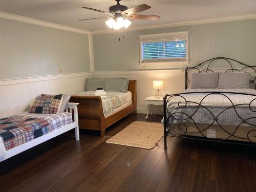 博福特Tucked Away Newly Renovated 2 Bedroom/ 1 Bath Sleeps 8的一间卧室配有两张床和吊扇
