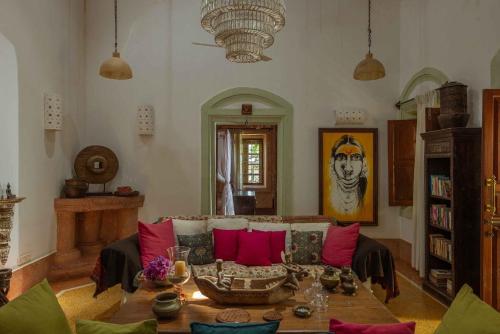 卡纳科纳Turia Villa Canacona Palolem的客厅配有沙发和桌子