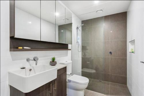 桑德灵厄姆Sandy Hill apartment, Sandringham的一间带水槽、卫生间和淋浴的浴室