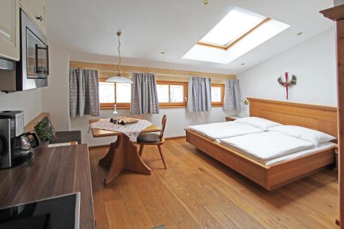 基茨比厄尔Filzenhof的一间卧室配有一张床和一张桌子