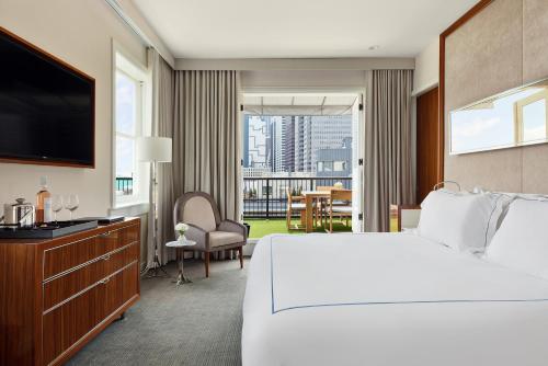 纽约33 Seaport Hotel New York的酒店客房,配有床和电视