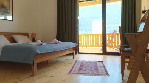 梅斯蒂亚Hotel Lamish的一间卧室设有一张床,享有阳台的景色