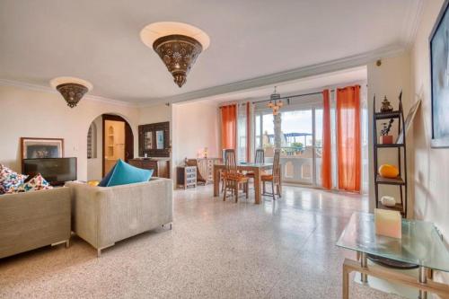 米勒福特DreamCatcher Homes的客厅配有沙发和桌子