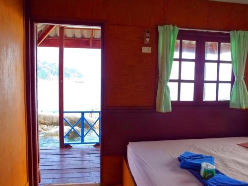 涛岛OK2 Mamajim Bungalows的一间卧室设有一张床和一个美景窗户。