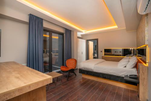 伊斯坦布尔216 Bosphorus Suite的一间卧室配有一张床、一张桌子和一把椅子