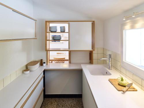 伦策海德Adele (704 De)的白色的厨房设有水槽和窗户