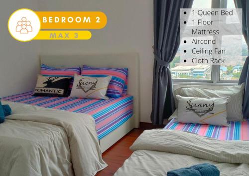 莎阿南3R2B Cozy Homestay, 1-9 Pax - GA1的一间卧室设有两张床和窗户。