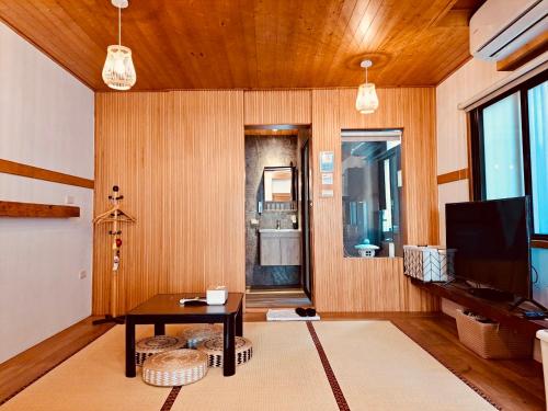 台南末廣通二館 日式包棟民宿Suehirodori Japanese Entire Homes No2的客厅配有桌子和电视