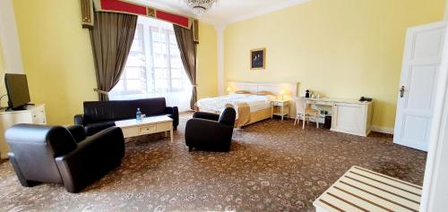 布拉格迈特默非斯酒店的卧室配有一张床和一张桌子及椅子