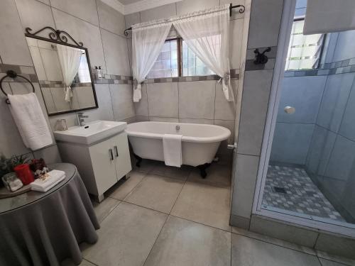 圣卢西亚内迪扎旅馆和卡巴纳斯的带浴缸、水槽和淋浴的浴室