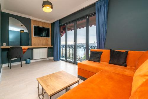 伊斯坦布尔216 Bosphorus Suite的客厅配有橙色沙发和桌子