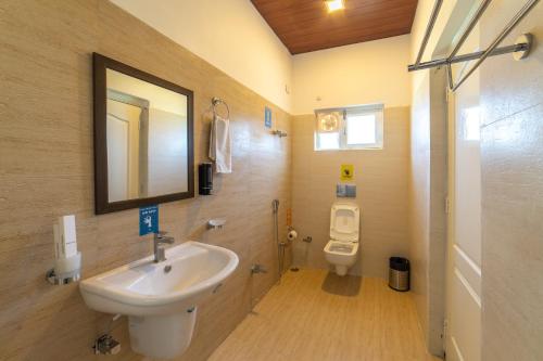 奈尼塔尔Zostel Plus Nainital (Naina Range)的一间带水槽和卫生间的浴室