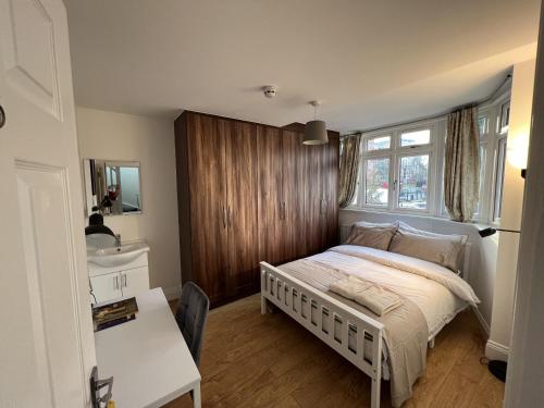 Hanwell4 Wharncliffe Drive的一间卧室配有一张床、一张书桌和一个窗户。