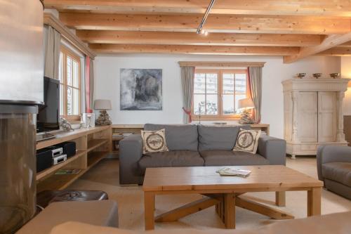 皮森多夫AvenidA Panorama Chalet by Alpin Rentals的客厅配有沙发和桌子