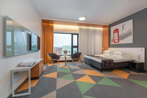 塔尔图Hotel Sophia by Tartuhotels的卧室配有一张床和一张桌子及椅子