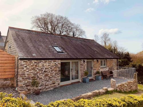 耶尔弗顿Detached Barn in Tamar Valley, EV charging included的一座带庭院的小砖屋