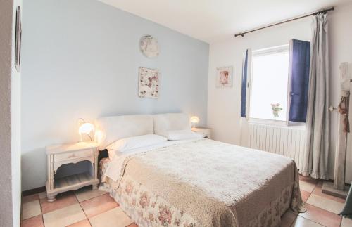 梅纳焦Casa Rosa di Luisa的白色的卧室设有床和窗户