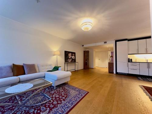 卑尔根Cityfjord apartment in Bergen centrum的客厅配有沙发和桌子