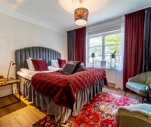 默勒Villa Brunnby的一间卧室配有一张带红色毯子的床
