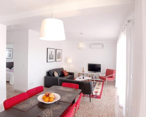 El PaloCasa Malaga的客厅配有沙发和桌子