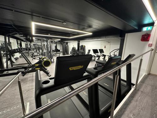 史特林Stryn House - Hotel & Apartments的健身房设有数台跑步机和有氧运动器材