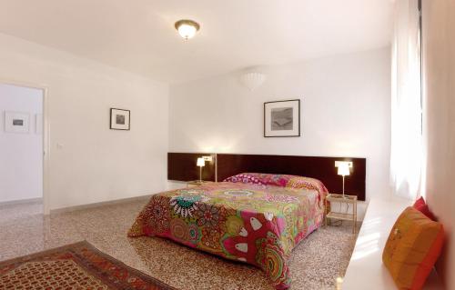El PaloCasa Malaga的一间白色客房内的床铺卧室