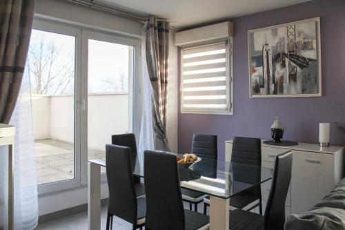 圣但尼Bright well-appointed nest near Stade de France的一间设有玻璃桌和椅子的用餐室