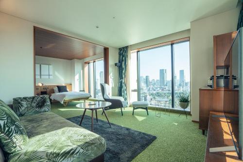 东京THE AOYAMA GRAND HOTEL的带沙发的客厅,享有城市美景