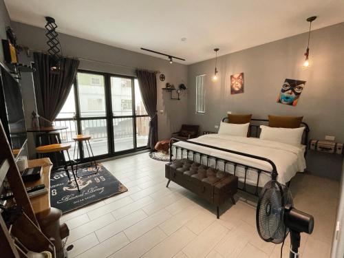 恒春古城宿屋民宿的一间卧室设有一张床和一间客厅。