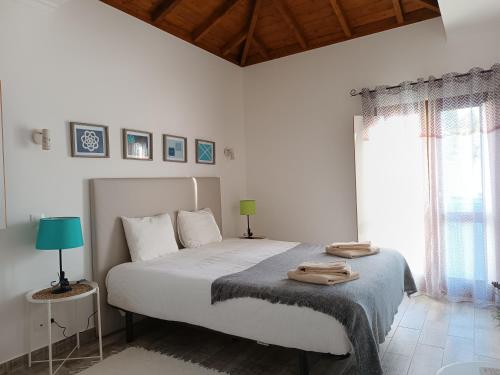 塔维拉Casa do Alto的一间卧室配有一张床,上面有两条毛巾