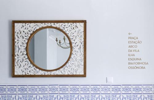 法鲁Palacete da Baixa by MY CHOICE的墙上的一面木框镜子
