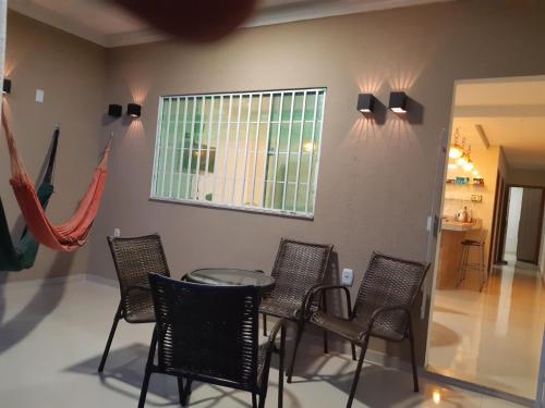 桑塔克鲁茨卡巴利亚Recanto Nery Cabrália Casa temporada的客房设有桌椅和窗户。