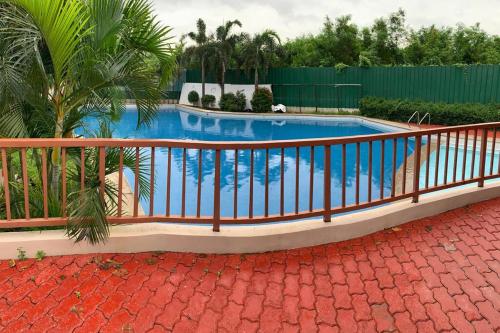 马尼拉Cozy Place Anuva Residences的游泳池周围设有围栏
