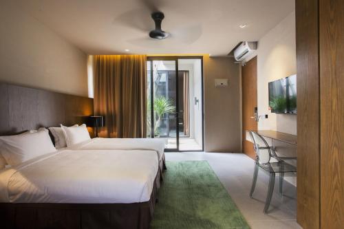关丹斯莱马酒店的酒店客房配有两张床和一张书桌