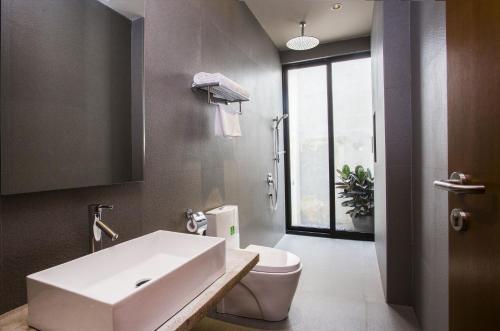 关丹斯莱马酒店的浴室配有白色水槽和卫生间。