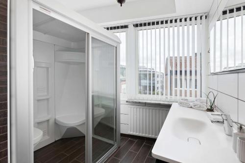 韦特兰达韦特兰达斯坦茨贝斯特韦斯特酒店的一间带玻璃淋浴和卫生间的浴室