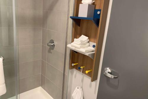 柏斯海滩Microtel Inn & Suites by Wyndham Rehoboth Beach的带淋浴、卫生间和盥洗盆的浴室