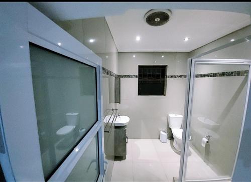 开普敦Blue Nile Guest的带淋浴、卫生间和盥洗盆的浴室