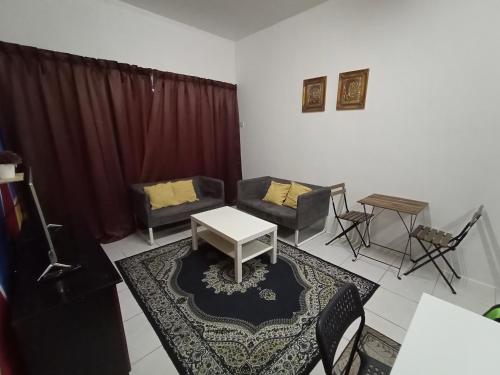 丹那拉打Nurul Aisyah Homestay的客厅配有沙发和桌子