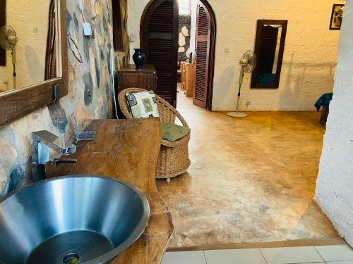 金贾HomeOnTheNile的一间位于客房内的带金属水槽的浴室