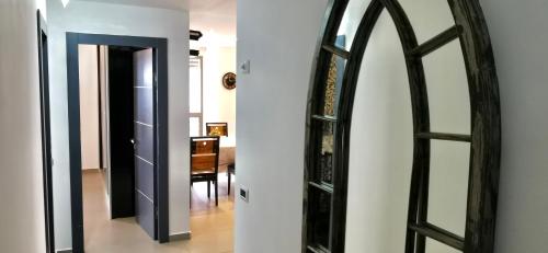 巴特亚姆Lovely apartment with sea view的走廊上设有镜子和一扇开放式门