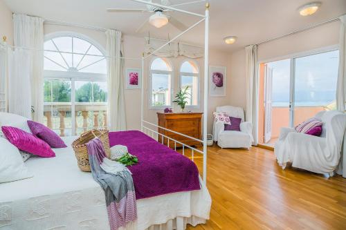 阿尔库迪亚Sa Marina的一间卧室配有一张大床和紫色毯子